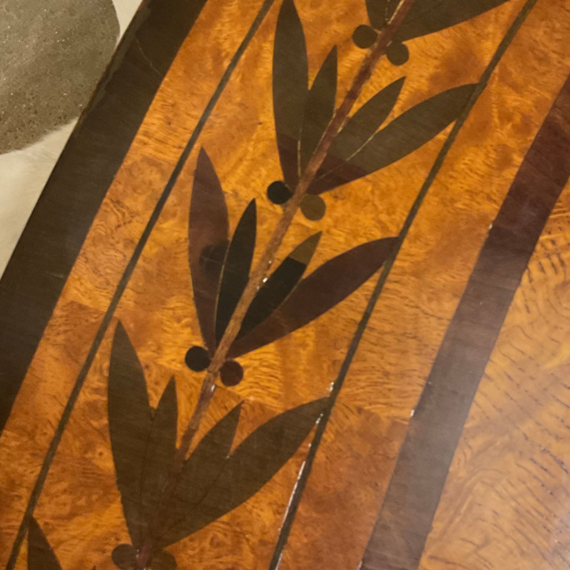 Early 19th Century Regency pedestal dining/center table with ebony marquetry inlay.